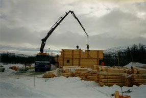 Montering av t&oslash;mmerhytte